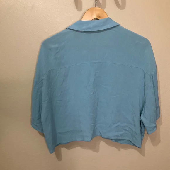 Pull & Bear Women’s Large Sky Blue cropped button up shirt - Picture 3 of 4